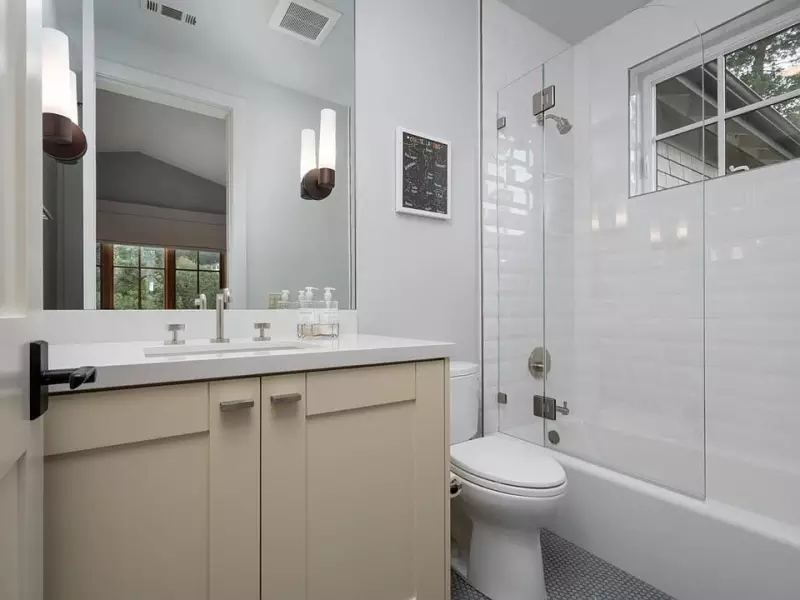 Best Colors For Small Bathrooms